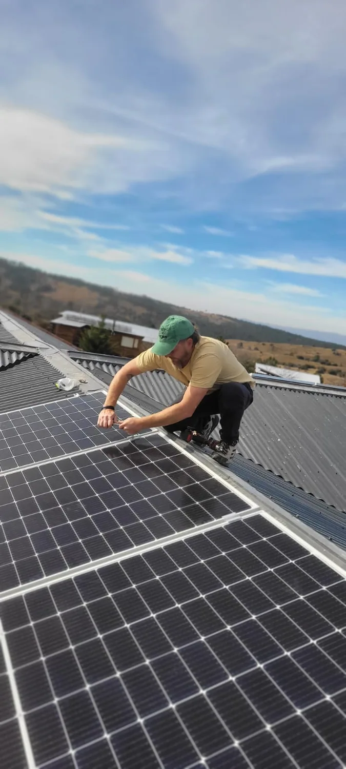 Integrante del equipo de Pampa Alta Solar trabajando en la instalación de paneles
