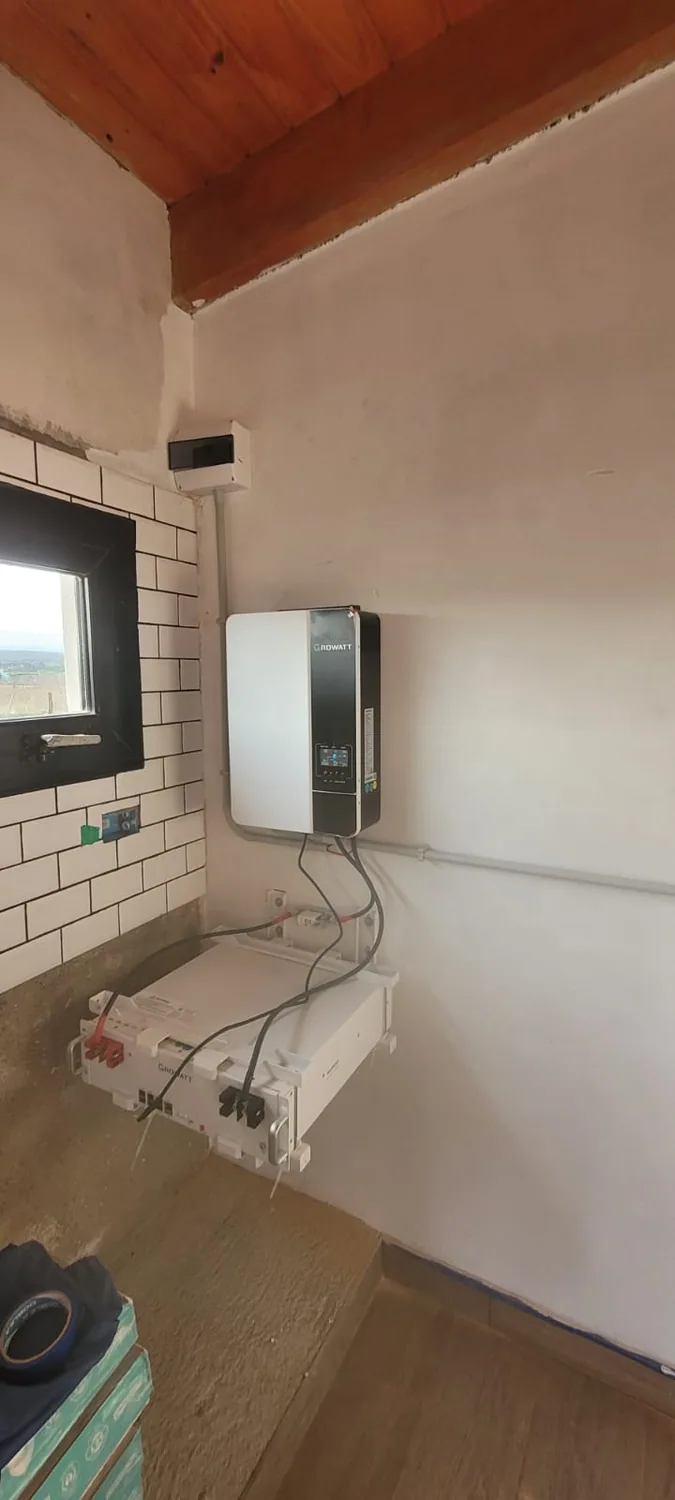 Inversor y sistema de baterías montados en pared