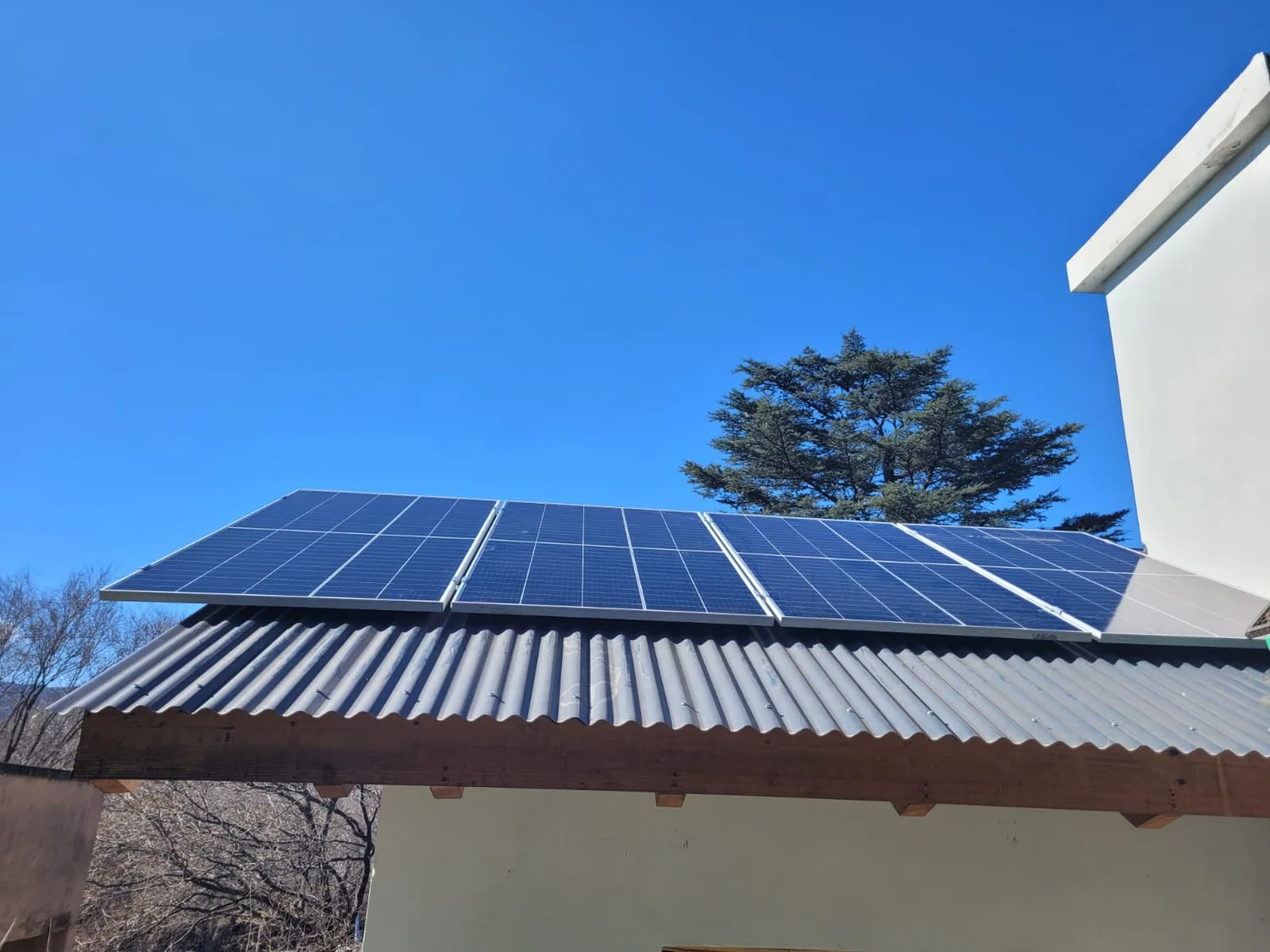 Paneles instalados sobre cubierta metálica con sierras de fondo